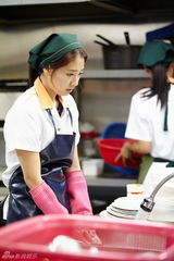 组图：朴信惠首拍《继承者们》 厨房刷碗艰辛