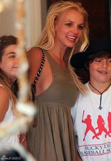 幻灯图集：布兰妮清凉裙装外出购物 嘟嘴表情可爱