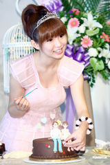 组图：郭书瑶发单曲 曝择偶条件：年纪大的