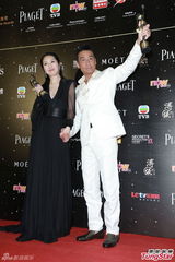 组图：新科影帝影后梁家辉杨千嬅后台亲密贴面