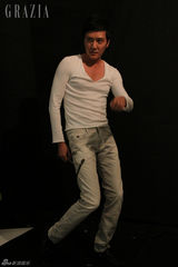 组图：冯绍峰杂志花絮照曝光 搞怪表情魅力十足