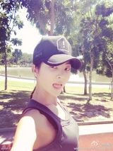 组图：曹格一家四口海边度假 父子卖萌娇妻美艳