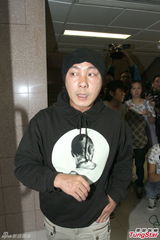 组图：张卫健再入院探母面色憔悴 5时结束疗程