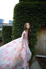 组图：秦岚写真小露性感 气质优雅清新脱俗