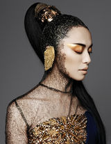 组图：姚晨金纱遮面登《VISION》华丽神秘