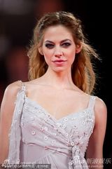 组图：安娜蕾-提普顿闪耀红毯 裸色纱裙飘逸轻盈