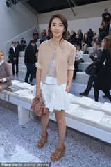 组图：张雨绮吴佩慈巴黎竞艳 知性装休闲随意