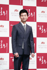 独家高清：金喜爱刘亚仁《密会》发布深情对视