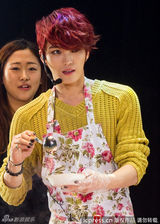 组图：金在中上海个唱展摇滚魅力 下厨喂粉丝