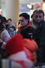 组图：蔡国庆机场“卖萌” 吐舌瘪嘴显可爱