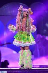 组图：Gaga打造章鱼新雷装 绿发被指模仿水果姐