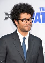 组图：本-斯蒂勒新片首映深情注视女伴