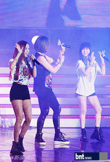 组图：T-ara2AM等助阵某品牌庆典一展歌喉