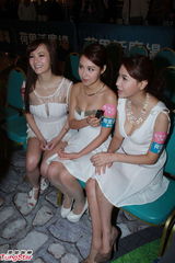 组图：众嫩模各出奇谋抢镜 钟采羲林宜芝争男友