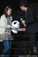 高清组图：玄彬上海开唱 与粉丝合影自拍乐陶陶