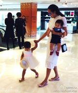 组图：陈浩民妻子晒儿女照 姐弟情深呆萌可爱