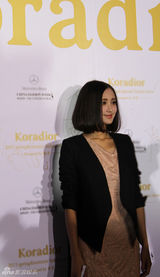 组图：张歆艺干练搭配现身服装秀 与董璇玩手机自拍