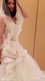 组图：38岁辣妈蒋勤勤再穿婚纱 秀裸背性感诱人