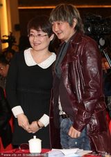 组图：王大治夸张拖把头现身惹眼 皮衣似土豪