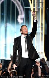 组图：麦克默获奖 与麦当娜等合作激情献唱