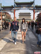 组图：徐子珊携手F1冠军赛车手畅游北京旧街