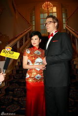 组图：袁莉婚礼晚宴着旗袍喜庆 外籍老公帮开车门