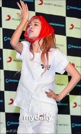 组图：韩蜡笔团发新曲 红袜子红头巾造型奇特