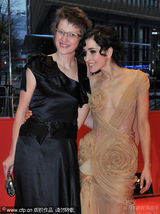 幻灯图集：《在路上》首映变庆生会 主席热拥导演