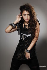 幻灯图：周秀娜出席活动 摇身变装性感DJ