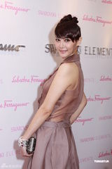 组图：杨采妮着粉裙献身慈善 与关楚耀周倩圯筹款