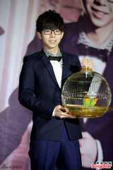 组图：胡夏帅气亮相记者会 现场大跳探戈