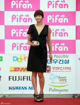 高清组图：秀爱黑礼服美艳电影节 申世京斜肩裙抢镜