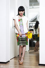 组图：吴莫愁炫彩大片登杂志 手臂纹身抢镜