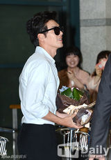 组图：韩星玄彬黑超遮面返韩 将拍古装新片