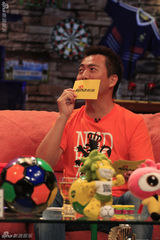 幻灯图：章子怡做客《黄加李泡》 赤脚上阵秀球技