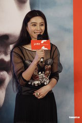 组图：倪妮素颜低调支持冯绍峰范冰冰新片