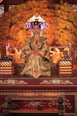 组图：《木府风云》收官 秋瓷炫华丽剧照赏析