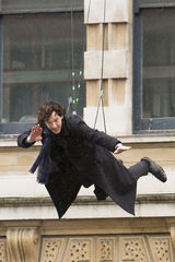 组图：《夏洛克》再曝片场照 卷福揭生死谜团