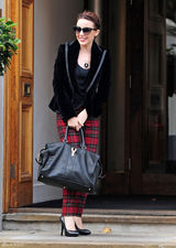 高清组图：凯莉-米洛街拍 丝绒外套搭配格纹裤