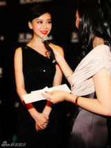 组图：巩新亮黑色露肩装性感 新MV大胆尝试