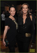 组图：43岁刘玉玲马尾黑裙尽显干练