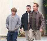 组图：施瓦辛格携子外出 开军用悍马气质彪悍