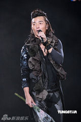 高清组图：郑伊健演唱会 舒淇登台与其热吻