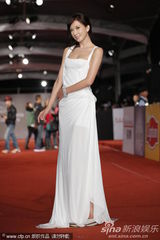 组图：林志玲走金马红毯 纯白长裙高雅性感露背