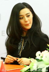 幻灯图集：范冰冰黑衣代言 长卷发披肩妩媚