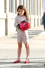 组图：凯蒂教爱女骑车心情佳 苏瑞粉嫩超萌