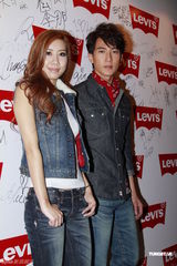 组图：吴尊牛仔装出席活动 谈及生日感动不已