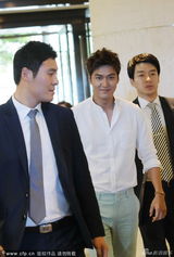 组图：李敏镐现身上海众保镖护驾 见镜头露笑容