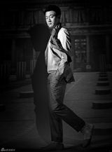 组图：佟大为穿越时空游走 黑白幻影尽显熟男魅力