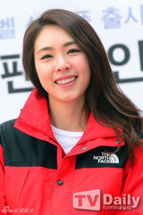 组图：李妍熙柳演锡穿情侣冲锋衣出席签名会